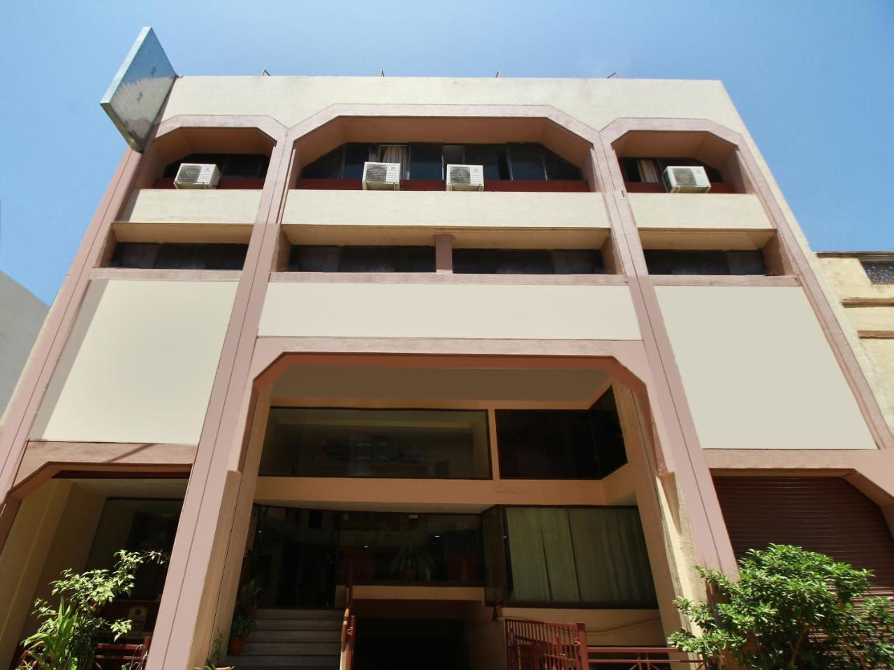 Capital O 15767 Mr International Hotel Madurai Exterior foto